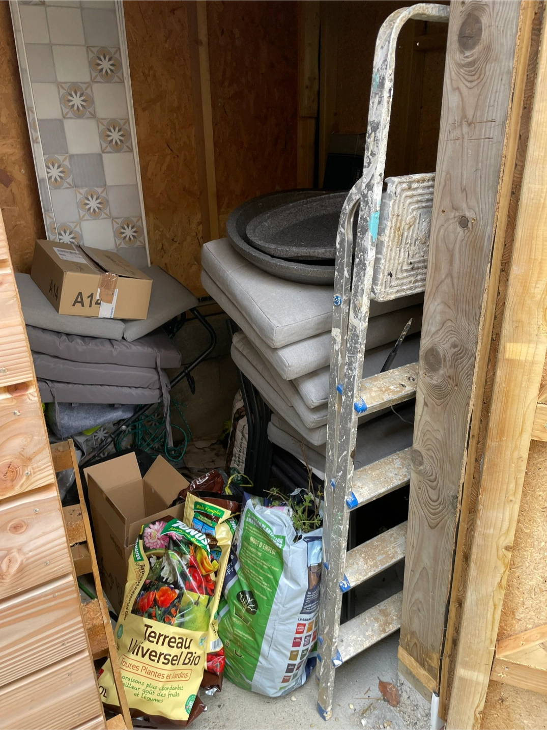 rangement-cabane-de-jardin-garage-optimisation-espace-home-organiser-bretagne-avant rangement-cabane-de-jardin-garage-optimisation-espace-home-organiser-bretagne-avant